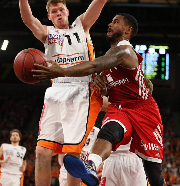 占据绝对主 占据绝对主